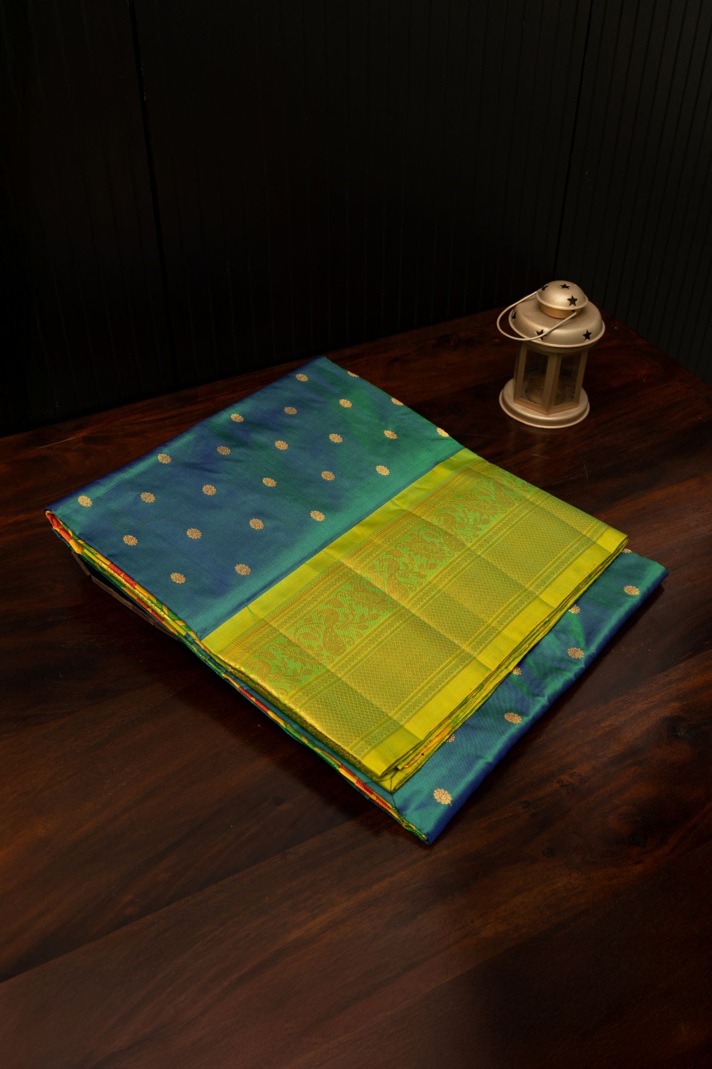 Peacock Lotus Border Turning Butta