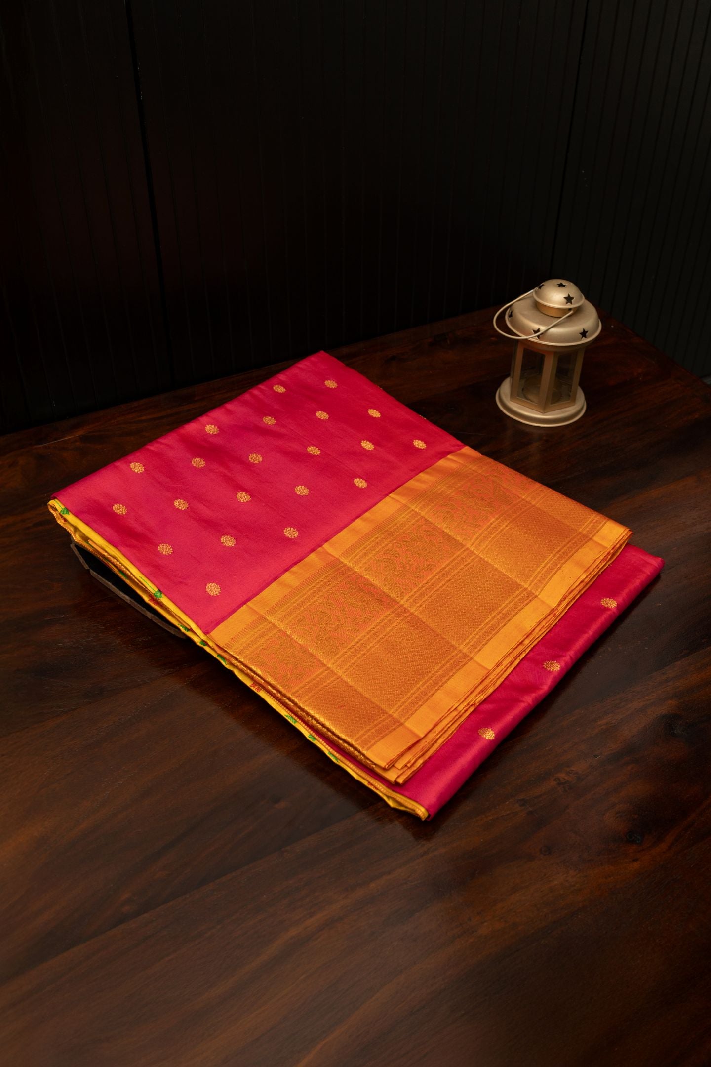 Peacock Lotus Border Turning Butta