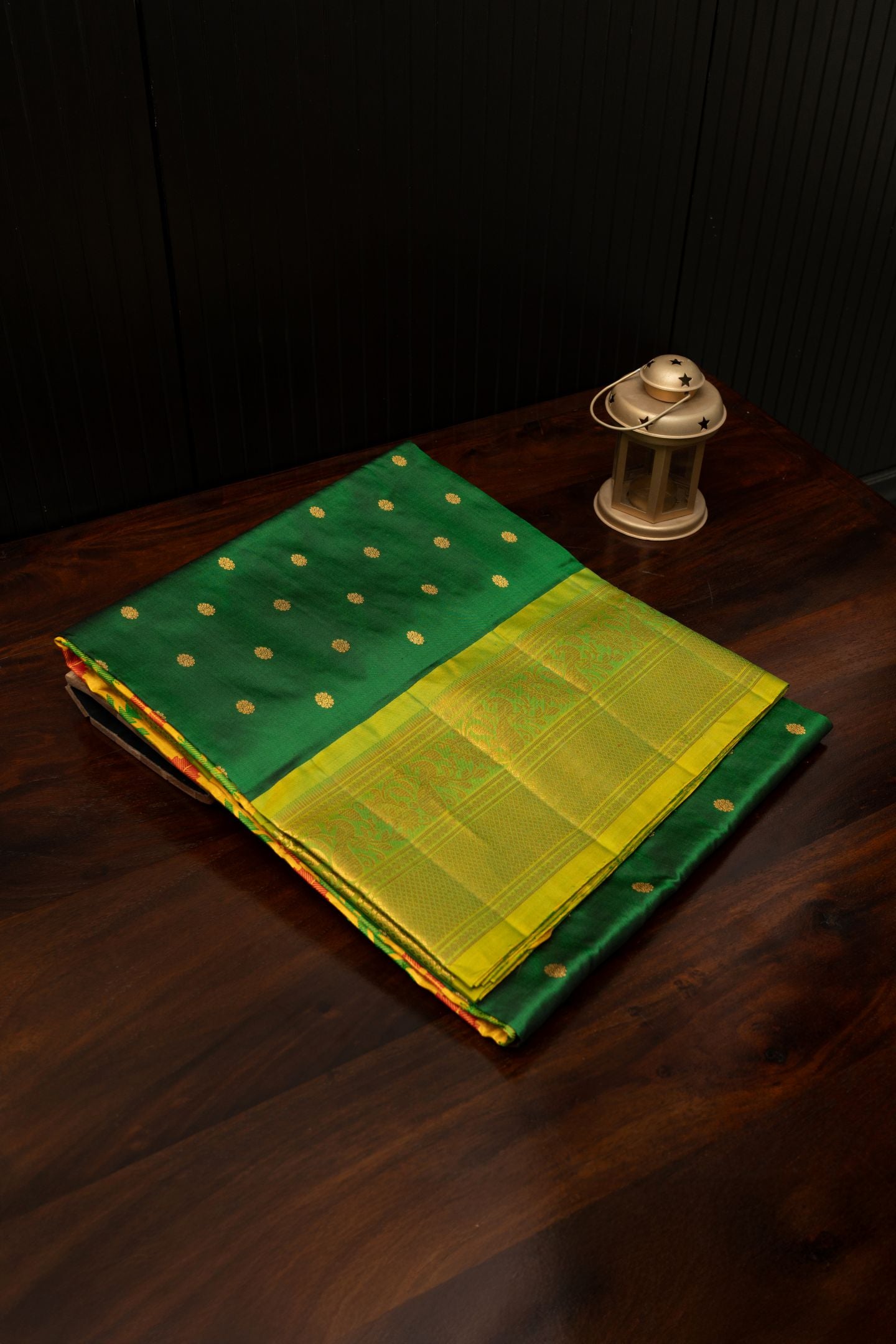 Peacock Lotus Border Turning Butta