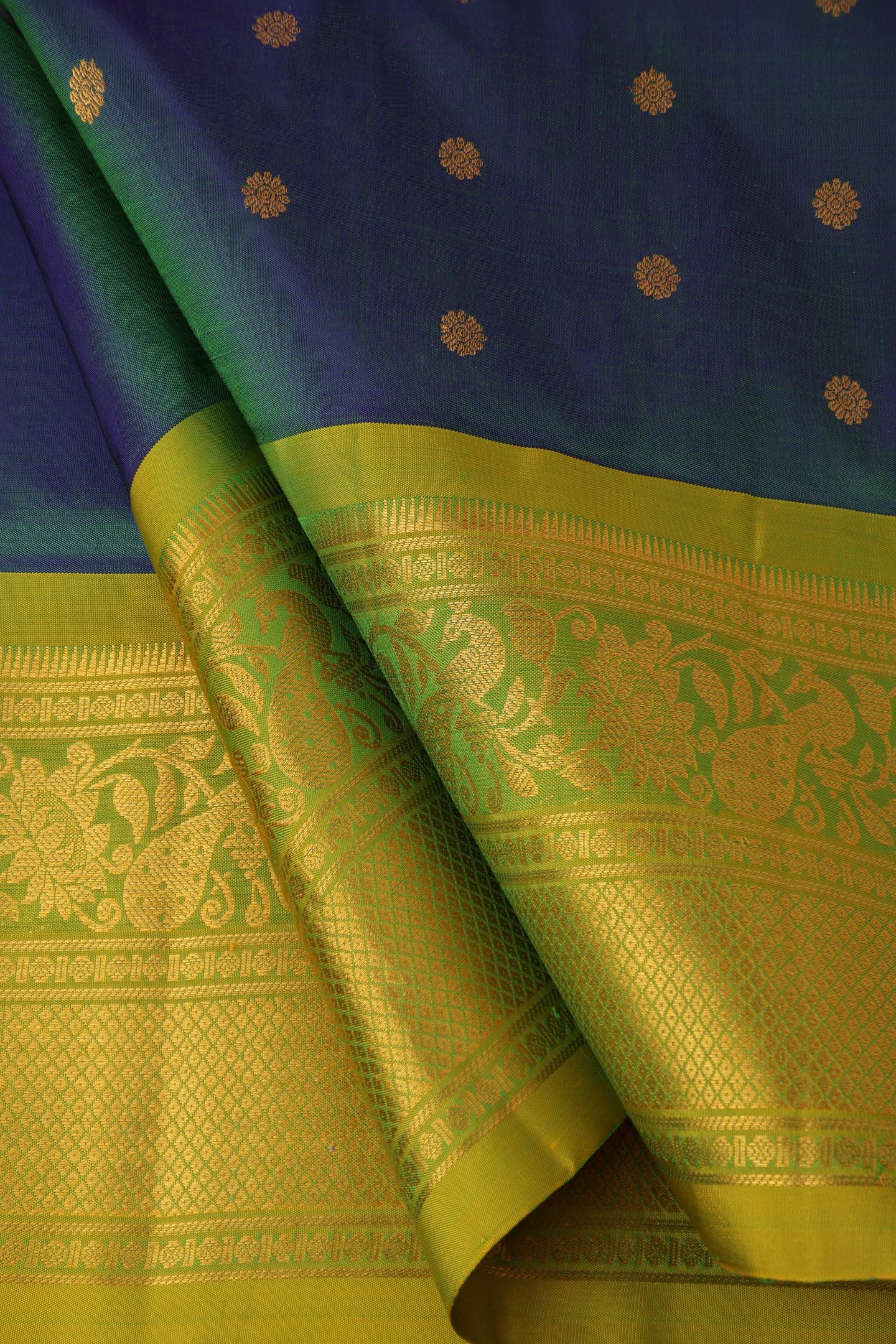 Peacock Lotus Border Turning Butta