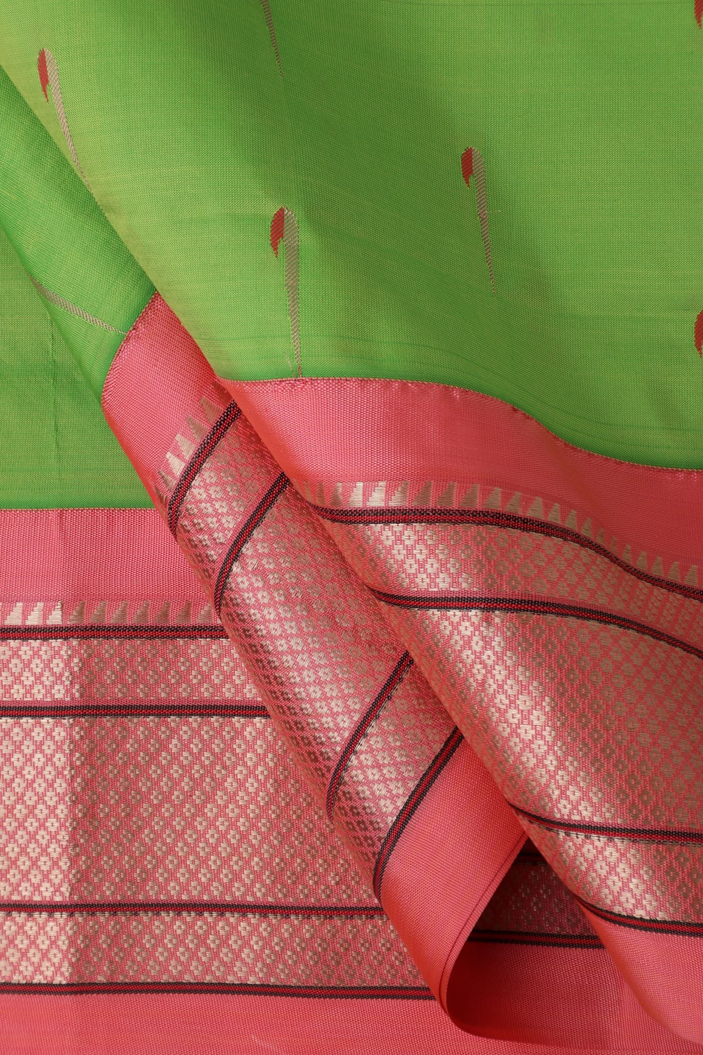 Kadiyal All Over Muniya Butta