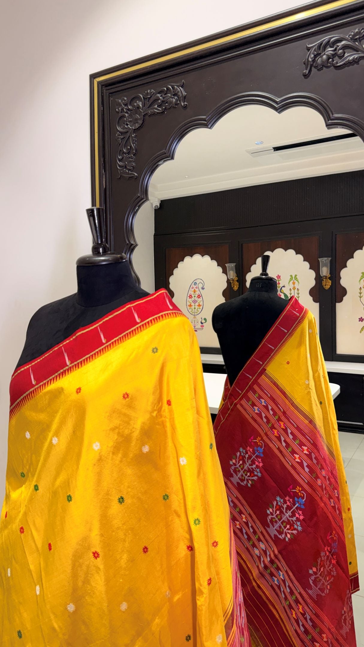 Handwoven Single Muniya Border Paithani