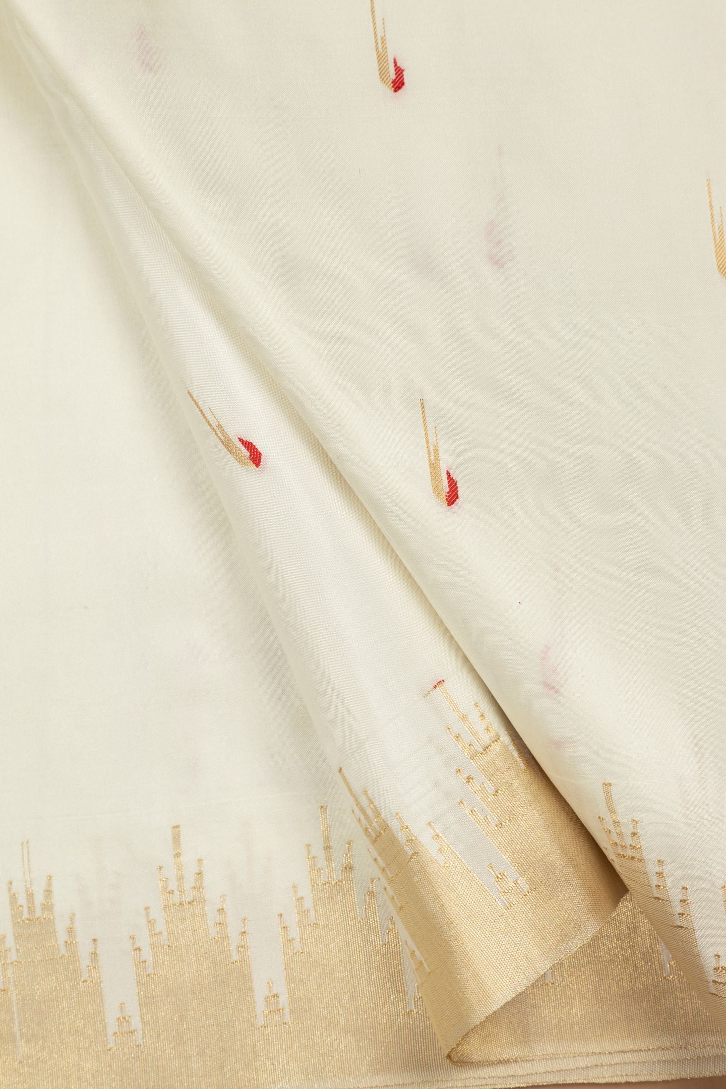 Traditional Pure Silk Small Temple Border Meena Butta Saree